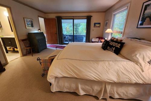 哈伯斯普林斯Birchwood Lakeview的一间带大床的卧室和一间客厅