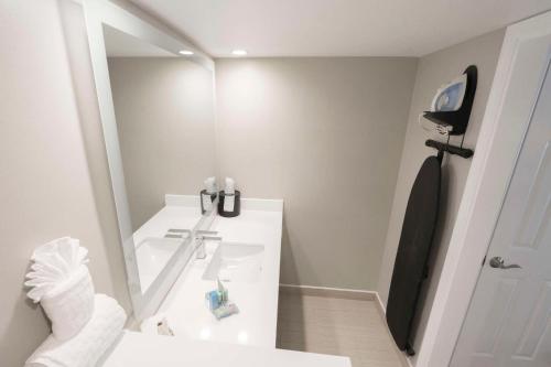 圣奥古斯丁海滩Best Western Seaside Inn的白色的浴室设有镜子和水槽