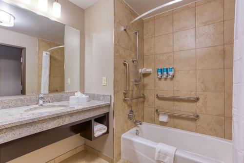 梅森Drury Inn & Suites Cincinnati Northeast Mason的带浴缸、水槽和淋浴的浴室