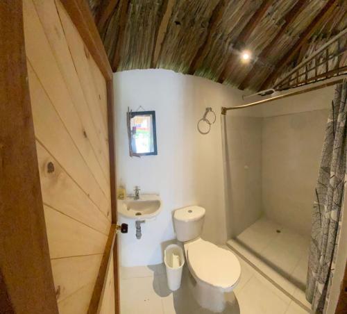 San OnofreCabañas La Múcura的一间带卫生间和水槽的小浴室