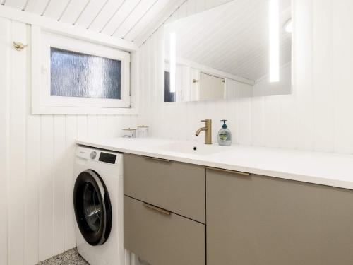 耶鲁普Holiday Home Brattenvej的白色的浴室设有洗衣机和水槽。