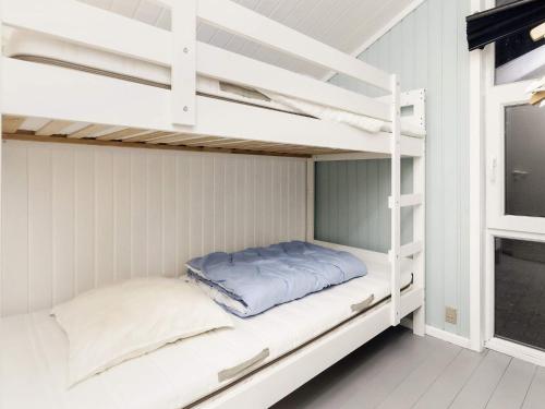 耶鲁普Holiday Home Brattenvej的配有白色双层床的客房内的双层床
