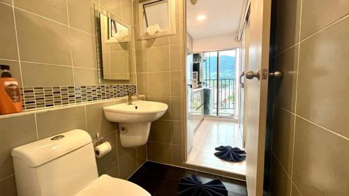 卡图Top Floor One Br Apartment Between Patonghkt City的一间带卫生间和水槽的小浴室