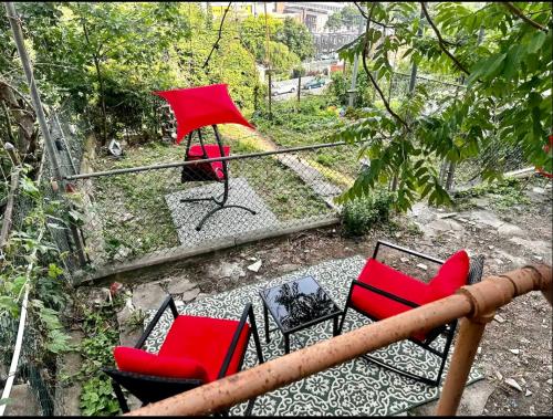 扬克斯6-A Diamond in Yonkers, NY的一组红色椅子坐在阳台上
