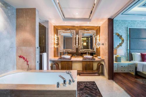 孟买圣瑞吉孟买酒店的带浴缸的浴室和卧室