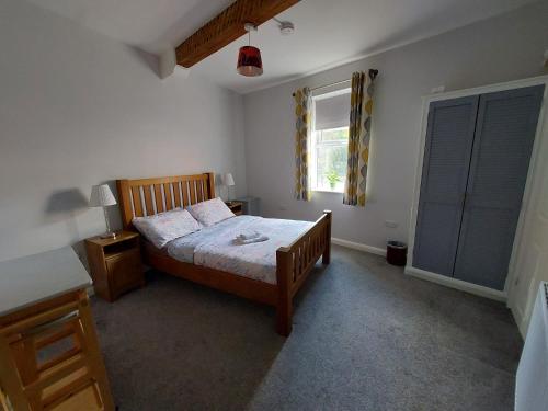 绍斯韦尔Southwell Stays的一间卧室设有一张床和一个窗口