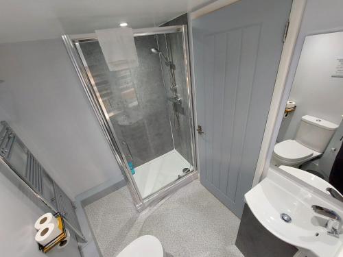 绍斯韦尔Southwell Stays的带淋浴、卫生间和盥洗盆的浴室