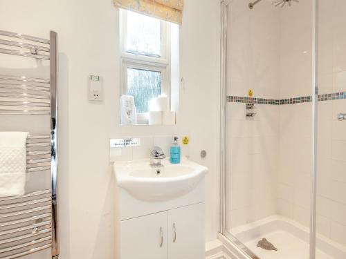 PentneyFig Tree Cottage - Ukc6631的白色的浴室设有水槽和淋浴。