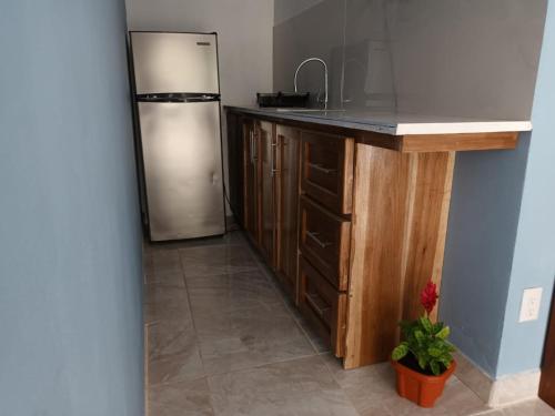 San JoséVilla el paraíso的厨房配有不锈钢冰箱和瓷砖地板。
