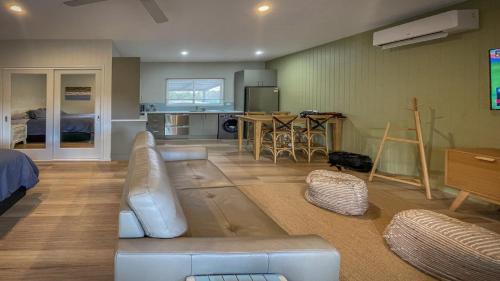 科芬贝Just For 2 - A Fantastic Apartment - Perfect Coffin Bay Base For One or Two Guests的带沙发的客厅和厨房