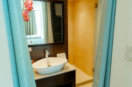 普拉亚布兰卡Hermoso estudio con vista al mar en el Town Center de Playa Blanca Panamá的浴室设有白色水槽和镜子