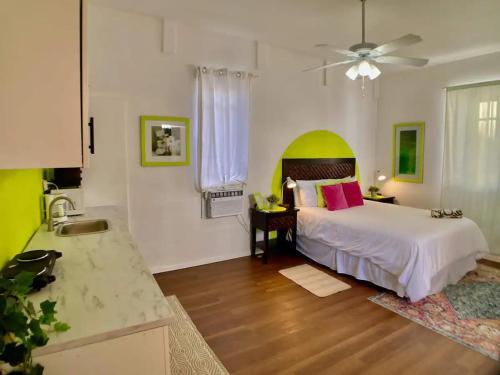 圣胡安Tropical Apartments in Miramar的一间卧室配有一张床和吊扇