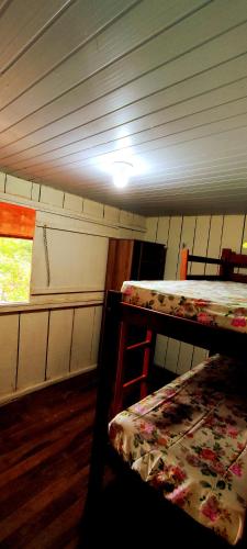 São Félix do XinguCasa de férias e camping的客房设有两张双层床和一扇窗户。