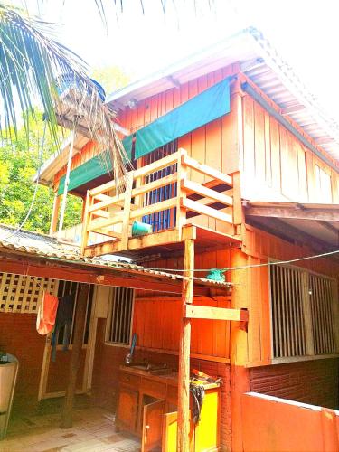 São Félix do XinguCasa de férias e camping的房屋的一侧设有楼梯