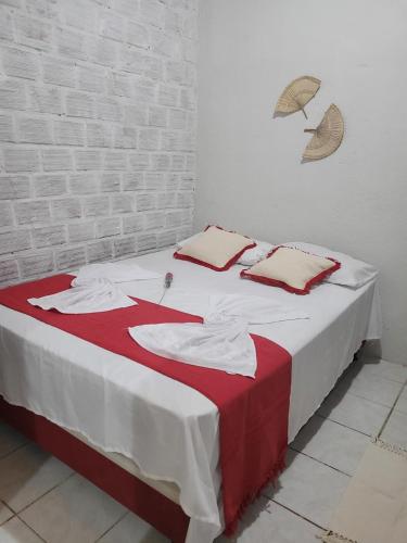 德奥多鲁元帅镇República Francês的一张铺有红白色床单和枕头的床