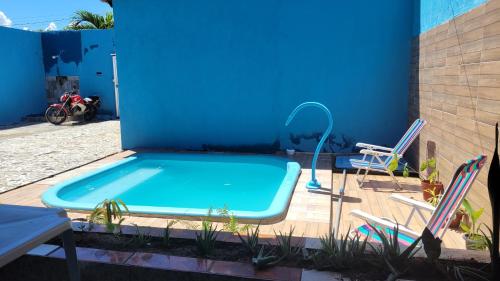 德奥多鲁元帅镇República Francês的一个带两把椅子和蓝色墙壁的游泳池