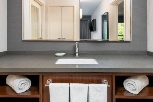 丹伯里丹波利万怡酒店的一间带水槽、镜子和毛巾的浴室