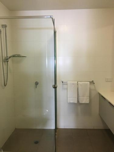 博士山伯克斯山都铎贝斯特韦斯特酒店的浴室设有玻璃淋浴间和毛巾