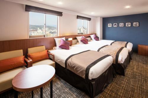 金泽MYSTAYS 金泽城堡酒店的酒店客房,设有三张床和一张沙发