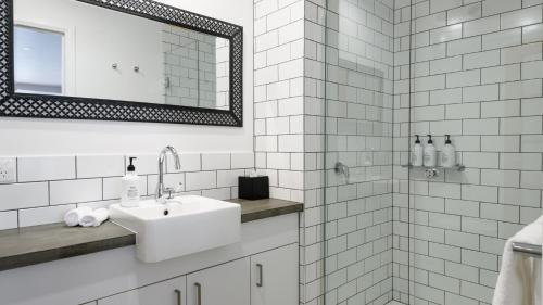 戴尔斯福特Daylesford Art Motel的白色的浴室设有水槽和镜子