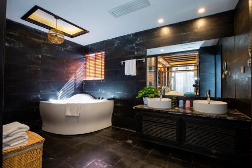丽江丽江格麦尔精品度假酒店的一间带两个盥洗盆和大镜子的浴室