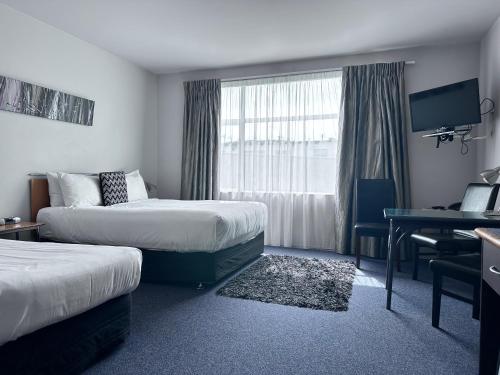 约翰逊维尔惠灵顿贝斯特韦斯特酒店的酒店客房配有两张床和一张书桌
