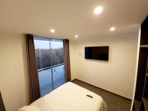 伊察Acogedor departamento en Huacachina的一间小卧室,配有床和窗户