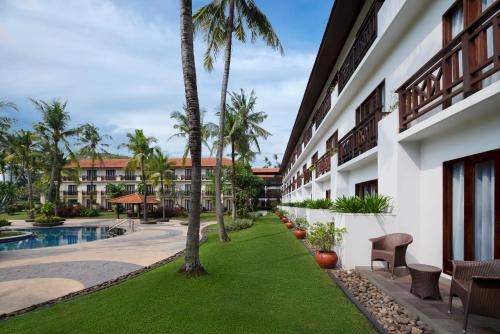 班达楠榜喜来登楠榜酒店的享有棕榈树度假村庭院的景色