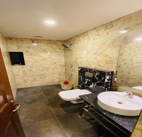NāmakkalDFRONT GOLDEN PALACE的一间带两个盥洗盆和卫生间的浴室