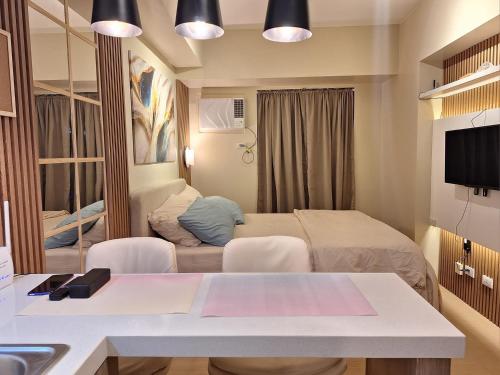 伊洛伊洛Iloilo Travellers Zen Zone的客房设有1张床、1张办公桌和1台电视。