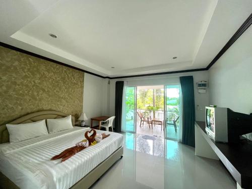 高兰Tan Residence的一间卧室配有一张床上,上面装饰着鱼类