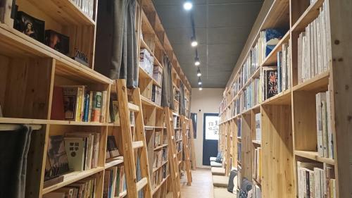 新竹Hsinchu Book&Bed的书架上装满书的书库