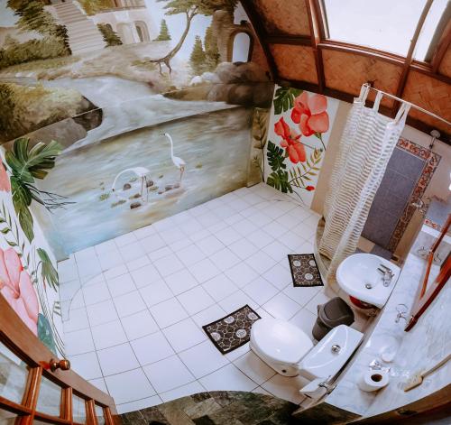 科隆椰子花园度假酒店的浴室的顶部景观,设有两个卫生间