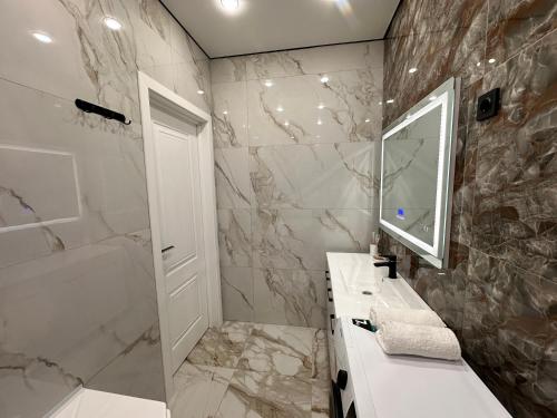 阿特劳Aportament in Abyroy Residence的一间带水槽和镜子的浴室
