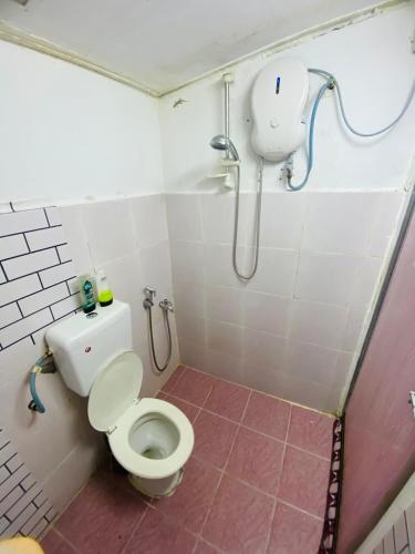 珍南海滩Simple2 Guesthouse的一间带卫生间和淋浴的小浴室