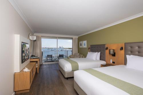 黄金海岸Sea World Resort的酒店客房设有两张床和一个阳台。