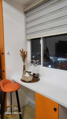 碧瑶MNK Condo Transient - Albergo Residences的带凳子和窗户的厨房台面