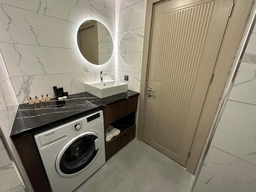 SerdivanHilloria Residence的一间带洗衣机和水槽的浴室