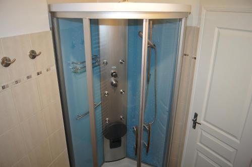 贝叶La Citadine的浴室里设有玻璃门淋浴