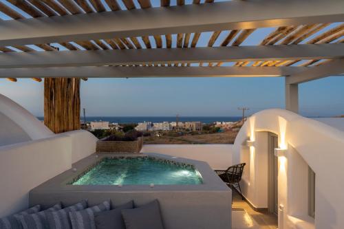 莫诺利索斯Aegean Diamonds Luxury Suites的屋顶上的游泳池