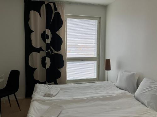 图尔库Seaside Lux的卧室配有白色的床和窗户。