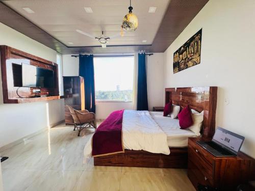 瑞诗凯诗GREEN DANDI HOMESTAY的一间卧室设有一张大床和一个窗户。