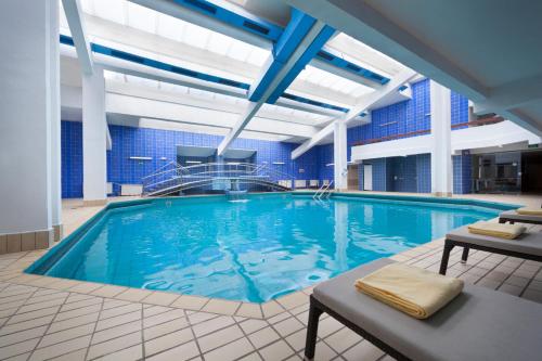 奥帕提亚Hotel Admiral - Liburnia的大楼内一个蓝色的大型游泳池