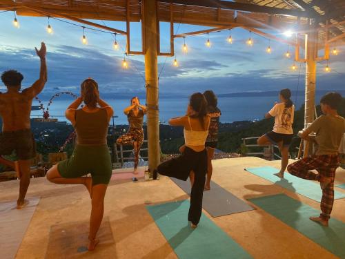 锡基霍尔Thornton's Sea View Cafe & Guesthouse的一群在瑜伽课上做瑜伽的人