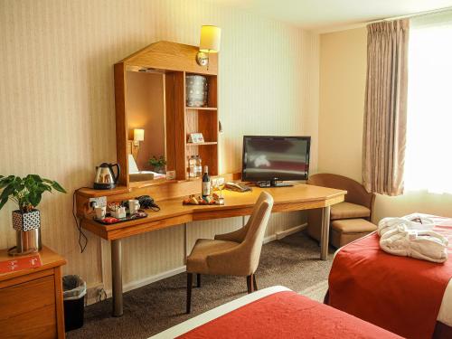 卡迪夫加的夫湾未来旅馆的酒店客房配有带电脑的书桌