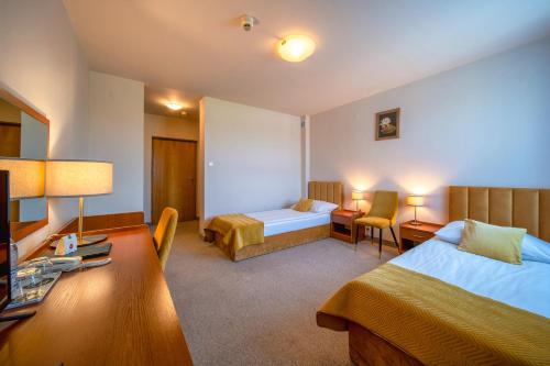 拉多姆葛洛马达拉多姆中枢酒店的酒店客房设有一间带一张床和一张书桌的卧室
