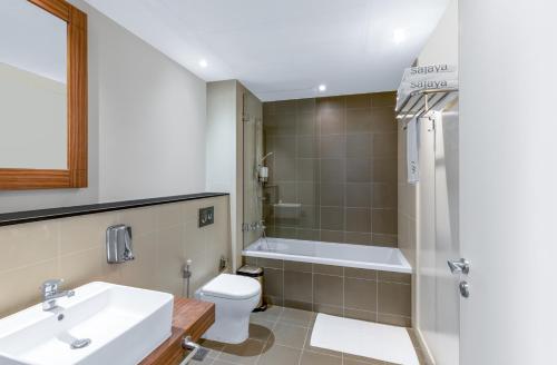 艾恩New fully serviced 2BR apartment的一间带水槽、浴缸和卫生间的浴室