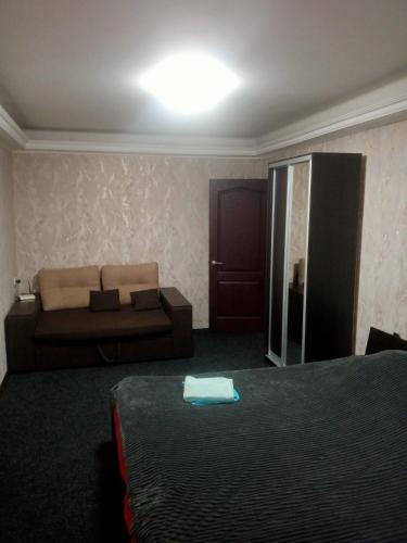基辅однокомнатная квартира的一间设有床铺和沙发的房间