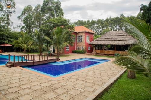 MasindiKabalega Resort - Masindi的一座带游泳池和大楼的房子