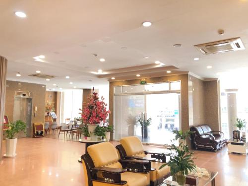 广义洪王酒店的大堂设有桌椅和沙龙